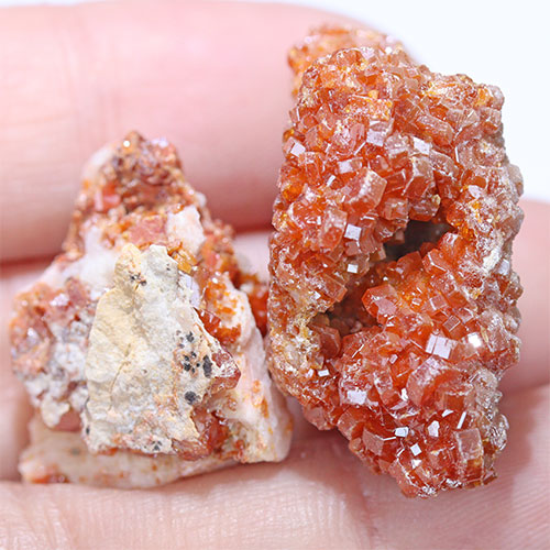 〔D361-28〕バナジナイト(褐鉛鉱) モロッコ産 Vanadinite 2個 鉱物原石【メール便不可】
