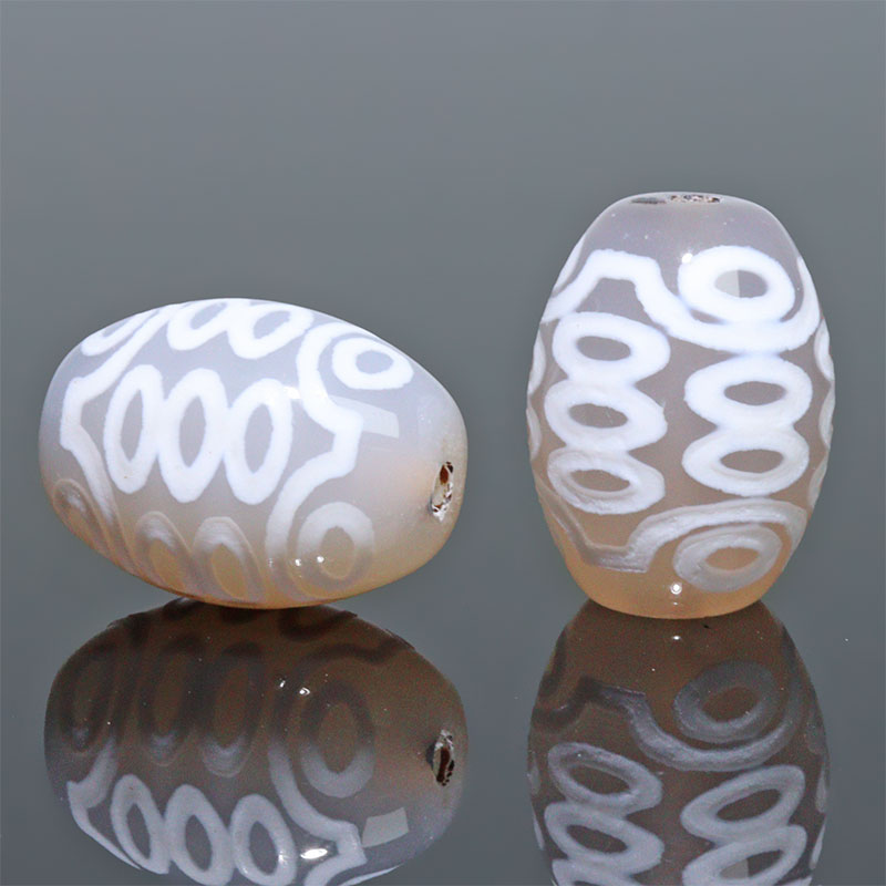 〔Z93-2〕【天珠】3個入り 約16x12mm 二十一眼天珠 白天珠 守り 開運 風水 【ランダム発送】