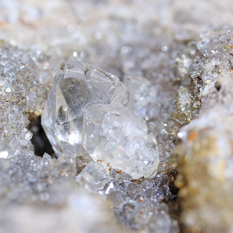 〔D477-11〕ハーキマーダイヤモンド 母岩付き原石 ニューヨーク州ハーキマー地区産 Herkimer diamond【メール便不可】