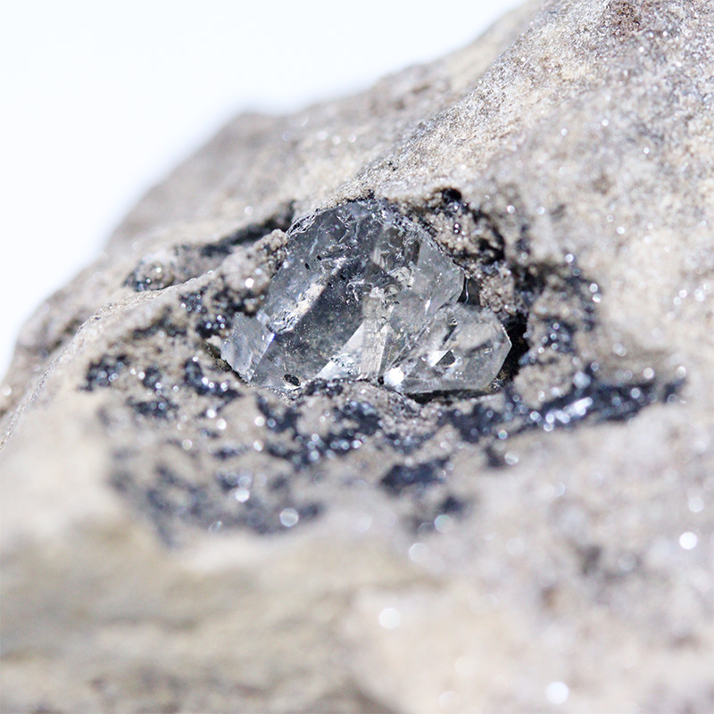 〔D477-3〕ハーキマーダイヤモンド 母岩付き原石 ニューヨーク州ハーキマー地区産 Herkimer diamond【メール便不可】