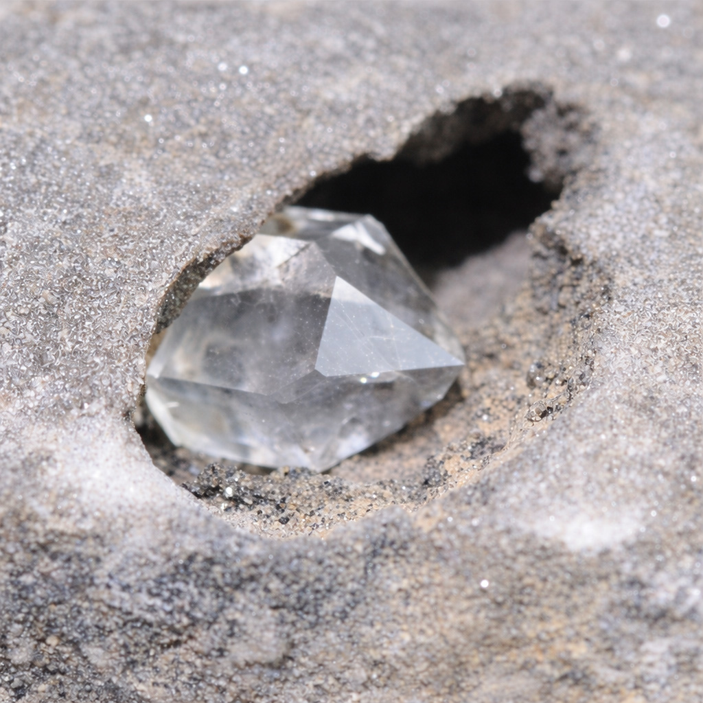 〔D477-4〕ハーキマーダイヤモンド 母岩付き原石 ニューヨーク州ハーキマー地区産 Herkimer diamond【メール便不可】