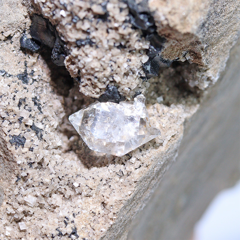 〔D477-8〕ハーキマーダイヤモンド 母岩付き原石 ニューヨーク州ハーキマー地区産 Herkimer diamond【メール便不可】